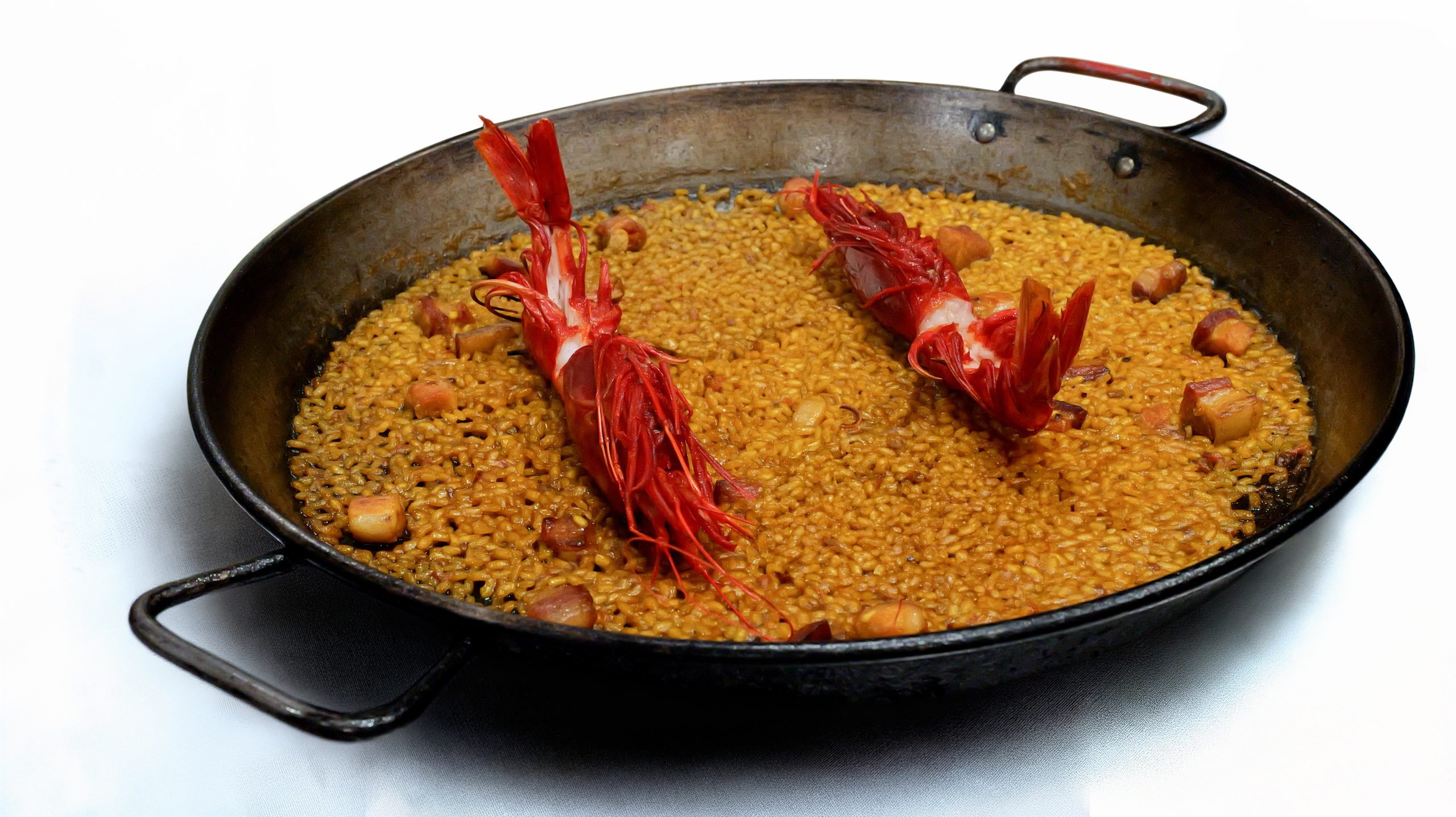 Paella con carabineros y torrezno