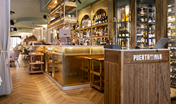Sala del restaurante Puerta del Mar