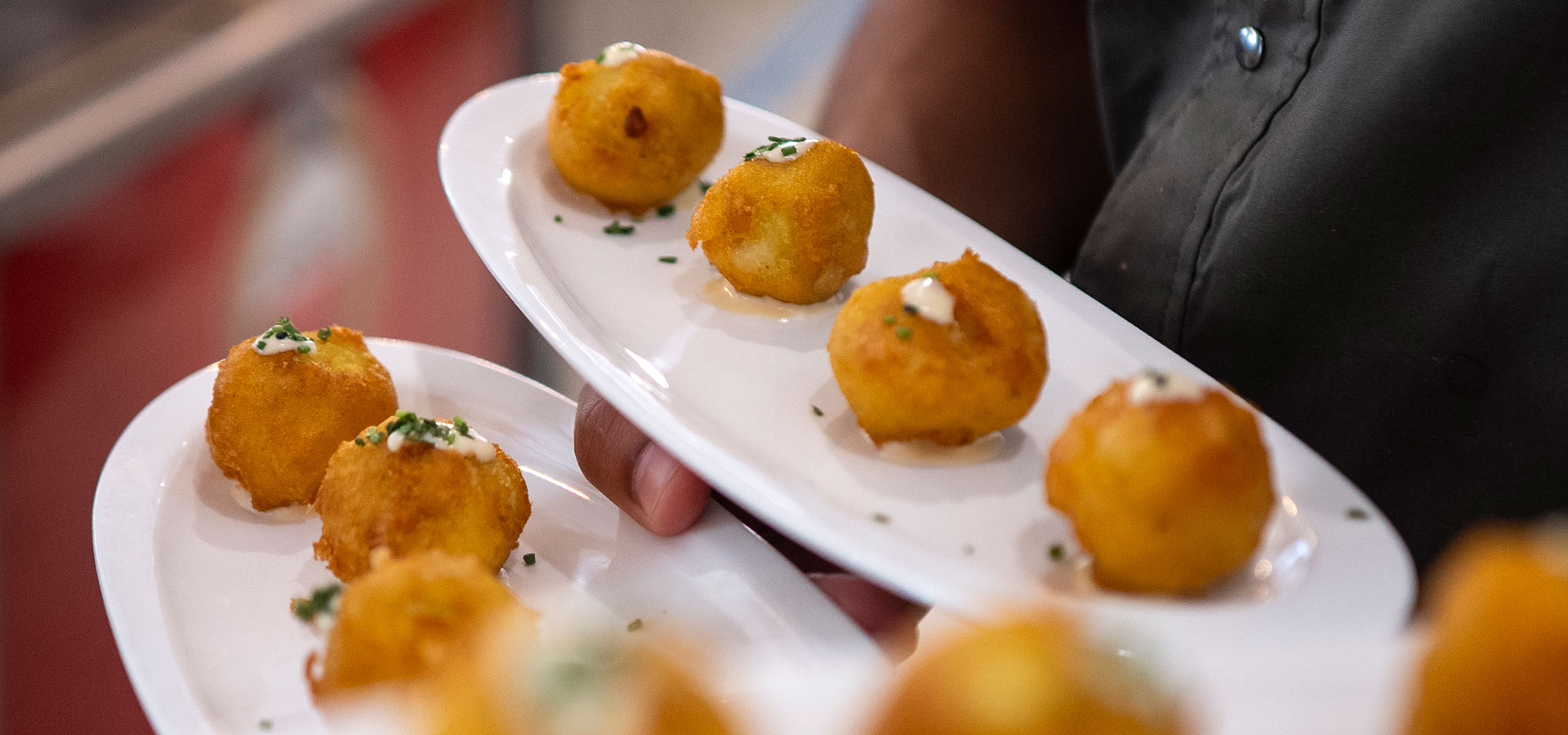 plato de buñuelos de bacalao