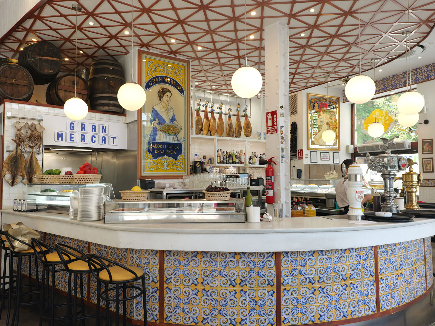 Barra de Gran Mercat con estética de bar clásico