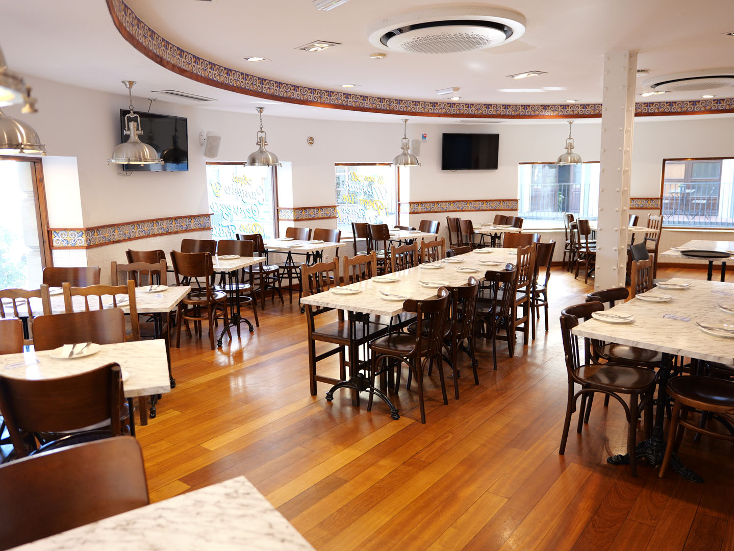 Comedor amplio superior de Gran Mercat con suelo de madera