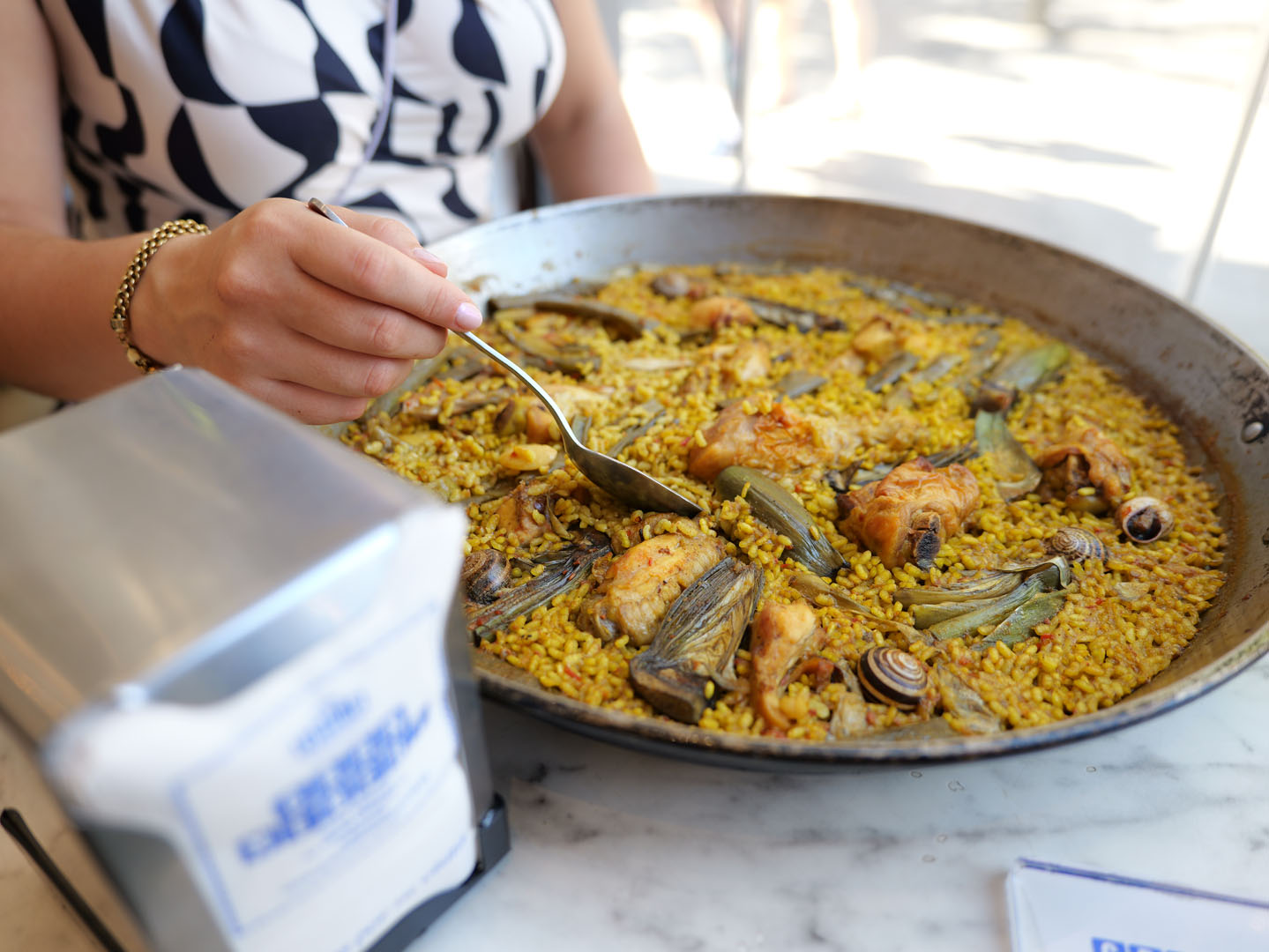 Paella valenciana servida en Gran Mercat
