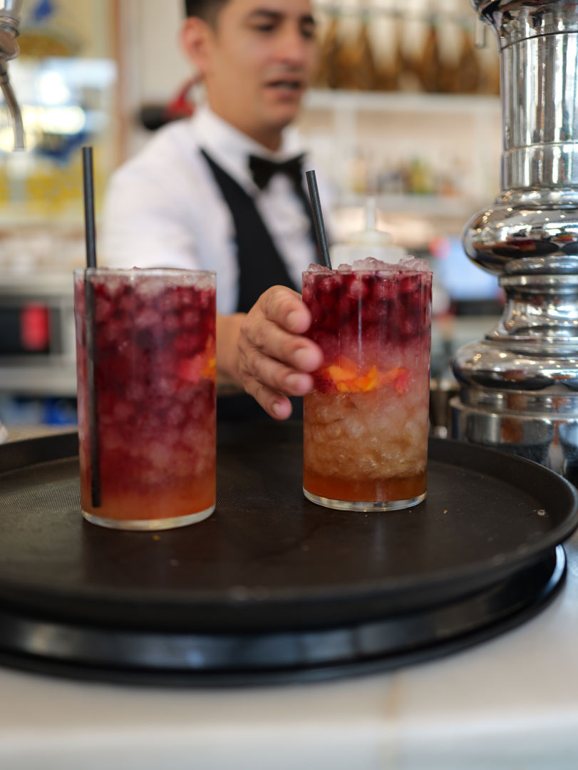 Dos copas sangría servidas en la barra de Gran Mercat